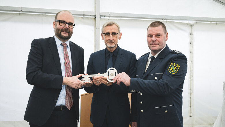 Feierliche Schlüsselübergabe in Döbeln mit Finanzminister Christian Piwarz, Staatsminister Armin Schuster und Revierleiter Thomas Stolzenberg.