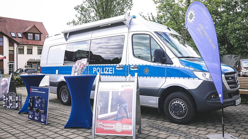 Das Präventionsmobil der Polizei Leipzig vor Ort: An dem mobilen Beratungsstand sind einige Aufsteller und auch Flyer zu verschiedenen Präventionsthemen wie Einbruchsschutz zu sehen.
