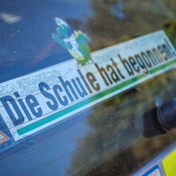 Funkstreifenwagen mit Aufkleber »Die Schule hat begonnen!«