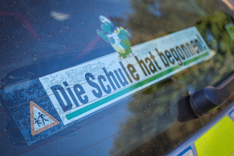 Funkstreifenwagen mit Aufkleber »Die Schule hat begonnen«