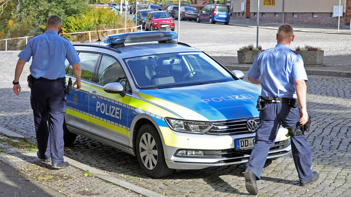 Symbolbild aus dem Betreuungsbereich der Polizeidirektion Zwickau, welche für die Landkreise Zwickau und Vogtlandkreis zuständig ist: Zwei Streifenpolizisten steigen in Glauchau in ein Polizeiauto ein.