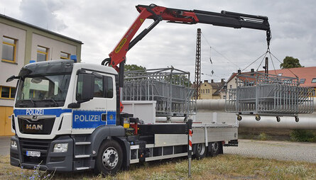 Transportfahrzeug für Absperrgitter und Fahrzeuge