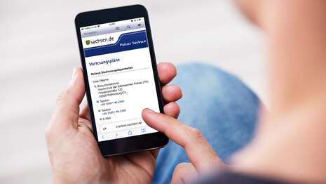 Person mit Smartphone in der Hand