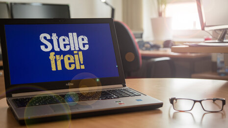 Notebook mit der Aufschrift Stelle frei!