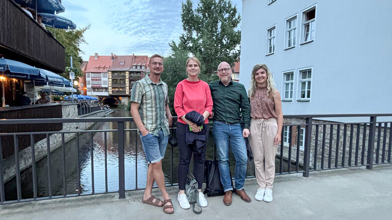Personen beim Austausch