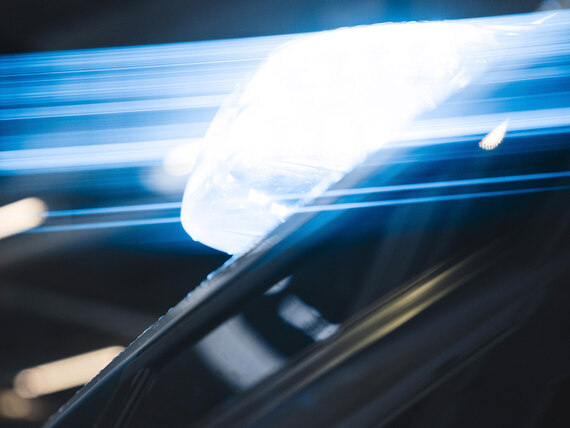 Das Blaulicht eines Polizeistreifenwagens im Detail.