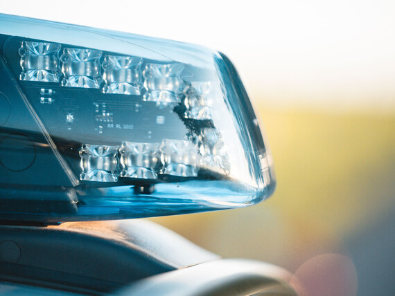 Das Detailbild zeigt das Blaulicht eines Streifenwagens der Polizei Sachsen.