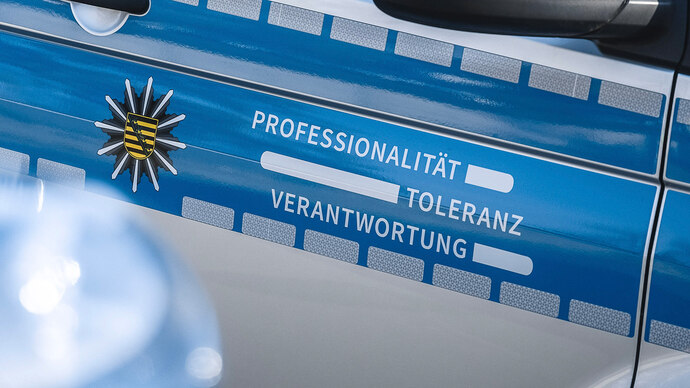 Der Schriftzug »Professionalität – Toleranz – Verantwortung«, das Leitbild, auf einem Streifenwagen der Polizei Sachsen.