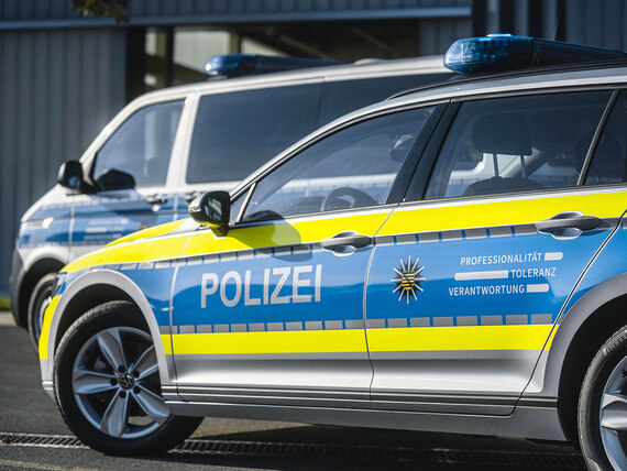 Das Logo »Professionalität – Toleranz – Verantwortung«, das Leitbild der sächsischen Polizei, auf einem Einsatzfahrzeug.