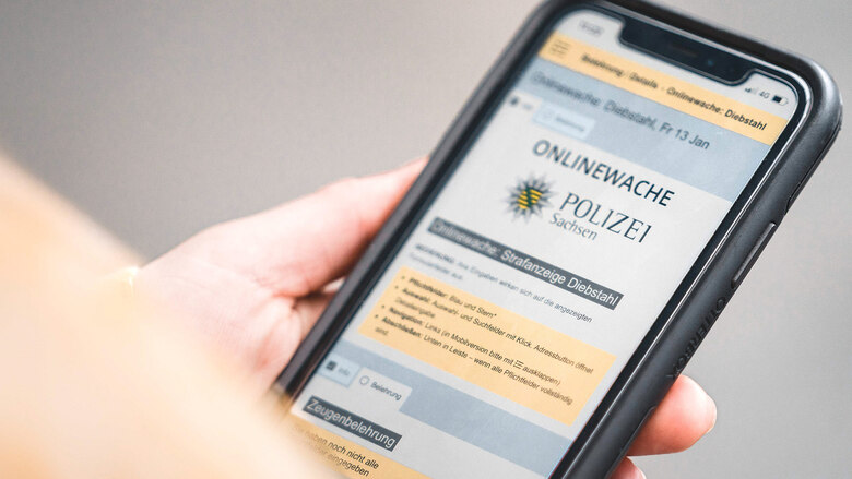 Die Onlinewache der Polizei Sachsen ist auf einem Smartphone zu sehen. Über das Formular können online Anzeigen bei der Polizei erstattet werden.