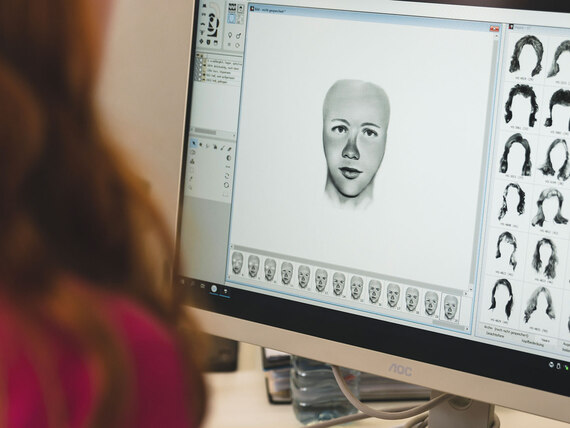 Das Symbolbild zeigt, wie am Computer ein Phantombild eines Gesichts entstehen und zusammengesetzt werden könnte. Es zeigt keine tatsächliche Fahndung nach einer realen Person.