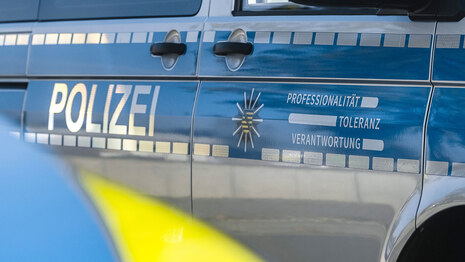 Auf einem Einsatzfahrzeug ist der Schriftzug »Polizei Sachsen« zu lesen. Daneben das Leitbild der sächsischen Polizei: »Professionalität – Toleranz – Verantwortung«.