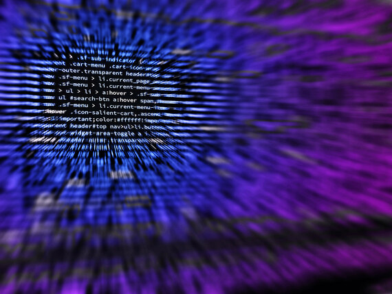 Im Vorbereitungsdienst Cyberkriminalität kennen sich die IT-Profis zum Beispiel mit Programmiersprachen aus. Das Symbolbild zeigt Code auf einem Computer-Display.