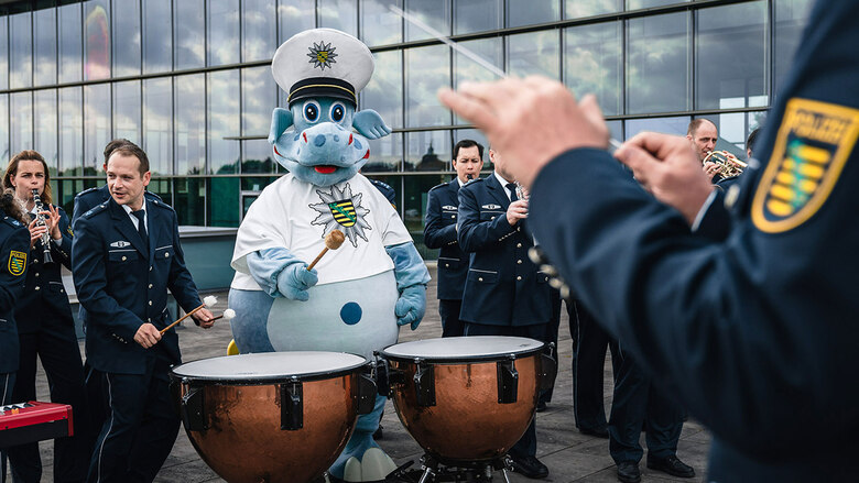 So sehen die Konzerttermine der Polizei Sachsen aus: Kinderpolizist POLDI musiziert mit dem Polizeiorchester der Polizei Sachsen.