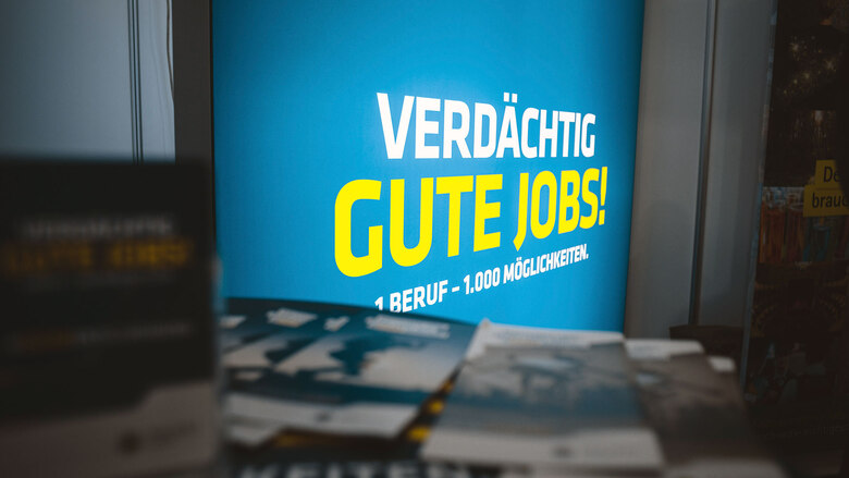 Der Info-Stand der Polizei Sachsen auf einer Karrieremesse. Die Berufsberaterinnen und Berufsberater informieren bei vielen Terminen und Veranstaltungen in ganz Sachsen über die Polizeikarriere.