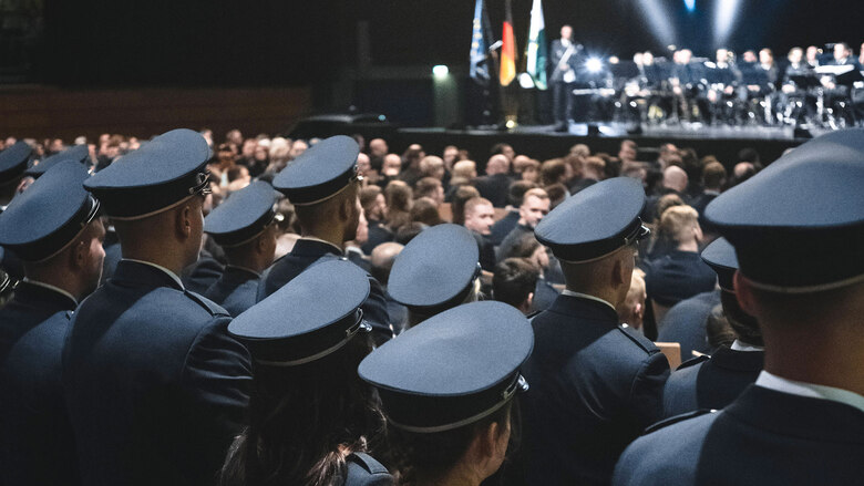 Angehende Polizistinnen und Polizisten bei der Ernennung – eine feierliche Veranstaltung. Im Veranstaltungskalender der Polizei Sachsen finden Sie aktuelle Termine vom Polizeiorchester Sachsen bis zu Karriere-Terminen.