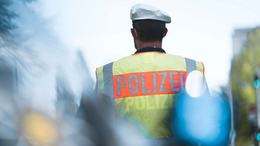 Ein Polizist der Polizei Sachsen in Uniform bei einer Verkehrskontrolle. Aktionen wie die regelmäßigen »ROADPOL«-Kontrollwochen tragen zur Sicherheit im Straßenverkehr bei.