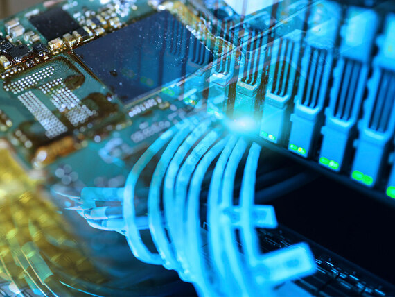Bei der Polizei Sachsen gibt es moderne zivile Berufe – zum Beispiel Digital-, IT- oder Technik-Jobs! Die Bild-Collage zeigt Server-Infrastruktur und Computer-Chips.