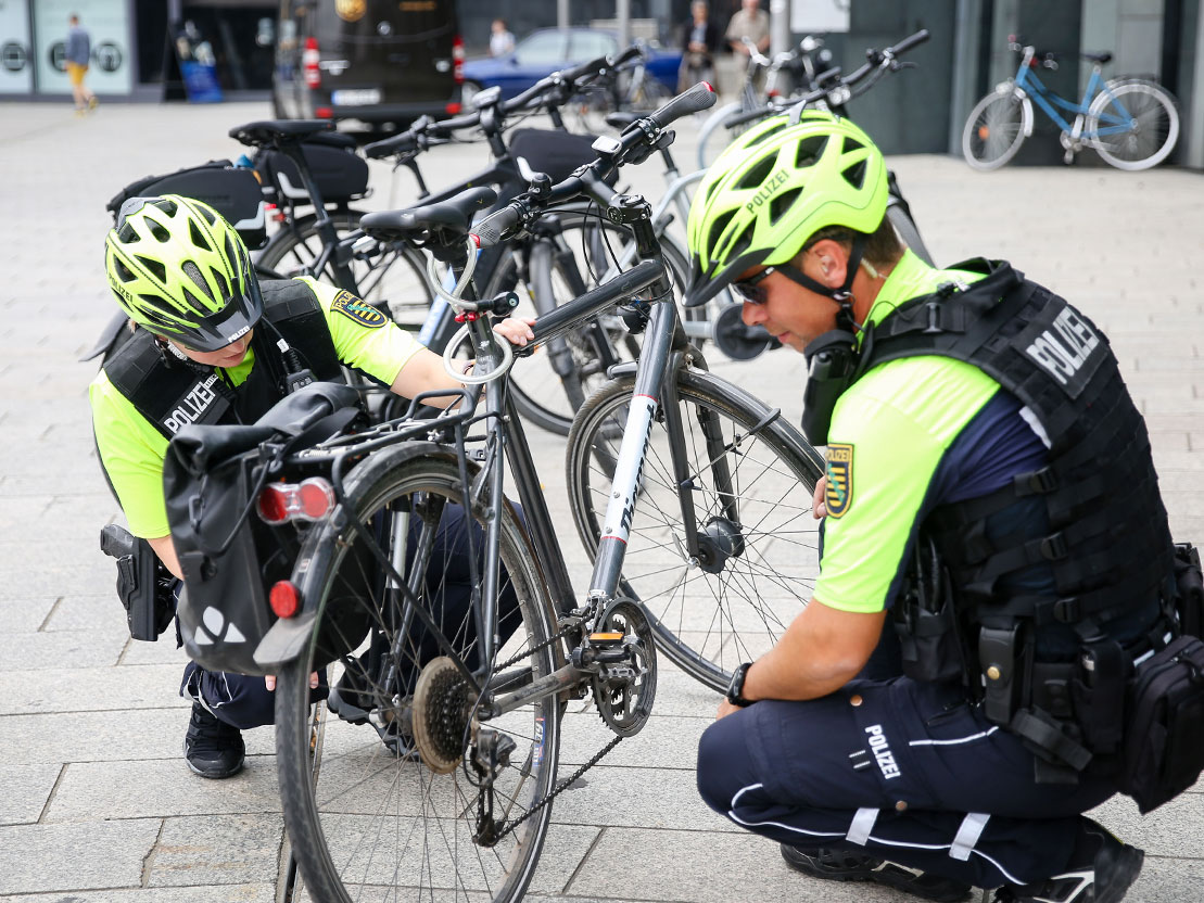 Zwei Beamte kontrllieren ein Fahrrad
