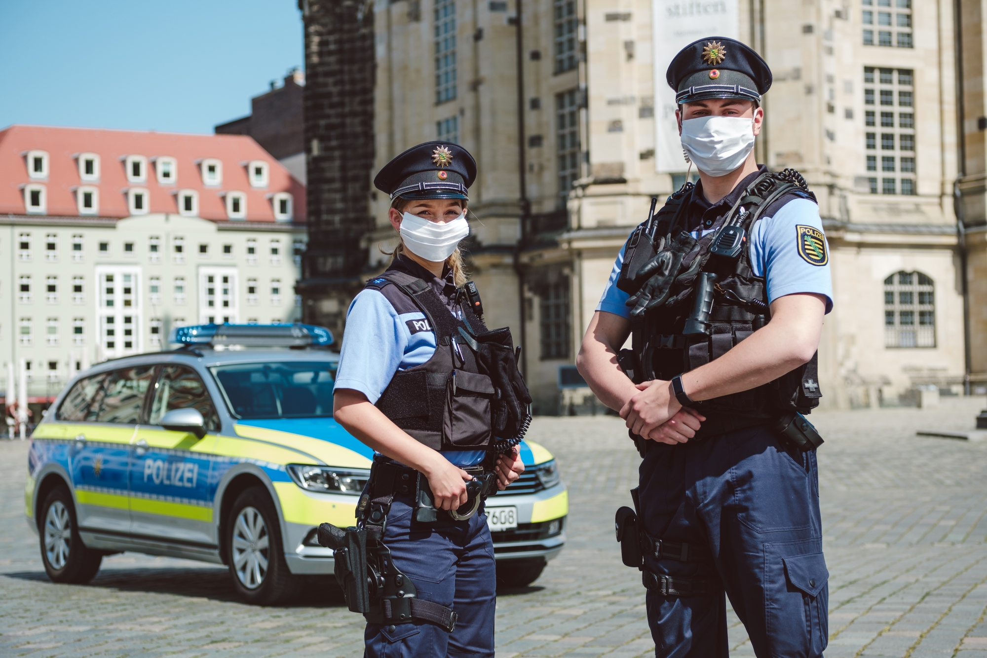 Polizeibeamte mit Commuinty-Maske