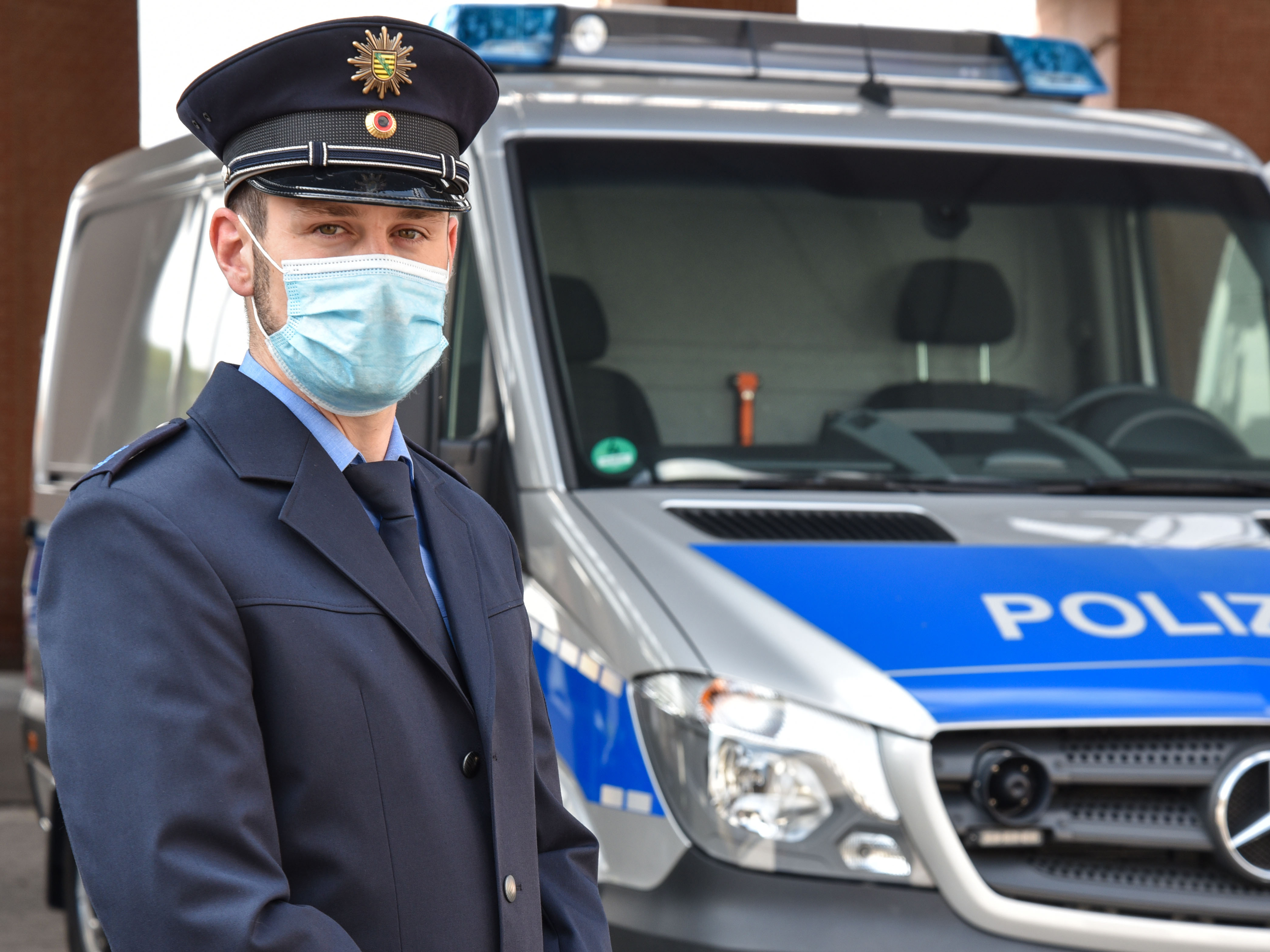 Polizist mit Maske