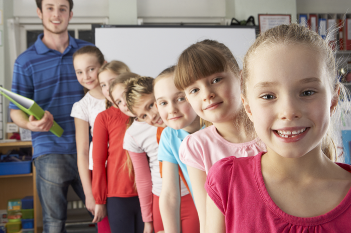 Schülerinnen und Schüler mit Lehrer