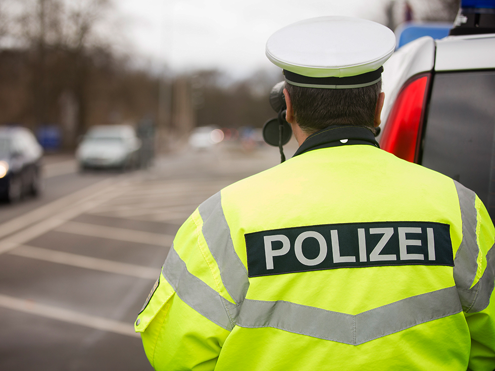 Polizeibeamter während der Verkehrsüberwachung