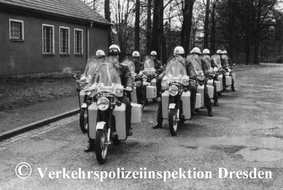 Zug des Verkehrsüberwachungsdienstes auf Motorrad