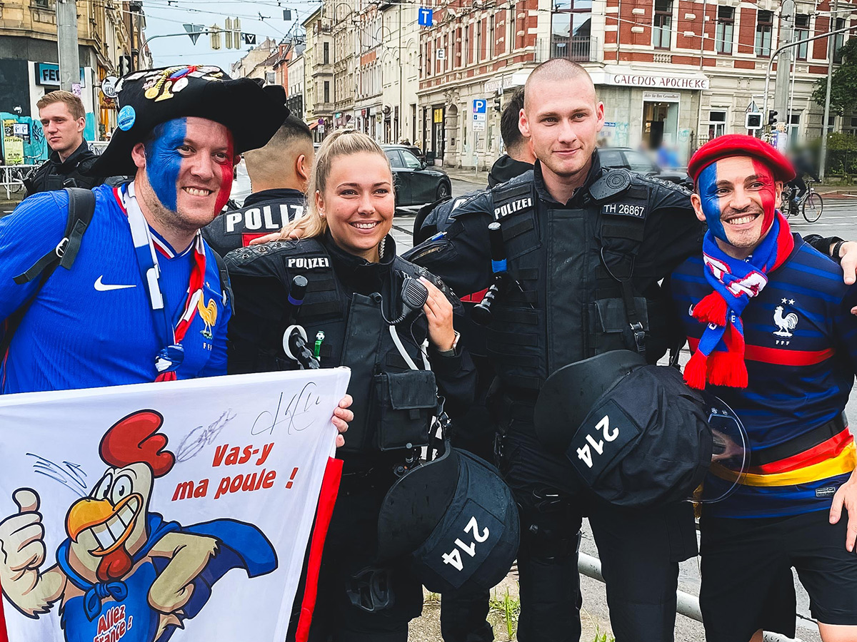 Polizisten in Leipzig mit Frankreich-Fans