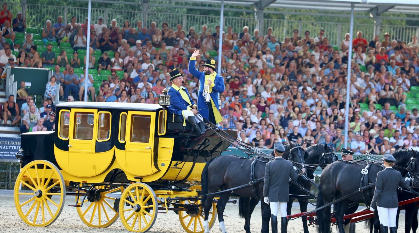 Trompter auf der 16-spännigen Postkutsche