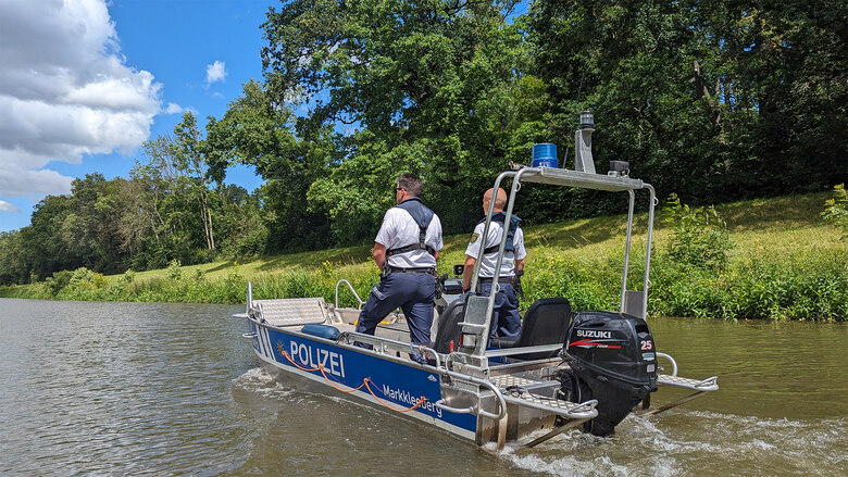 große Streifenboote auf der Elbe bei Dresden