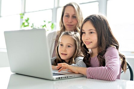 Kinder sehen in einen Laptop