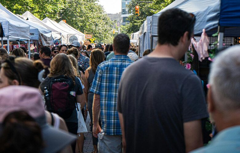 Viele Menschen laufen über Markt