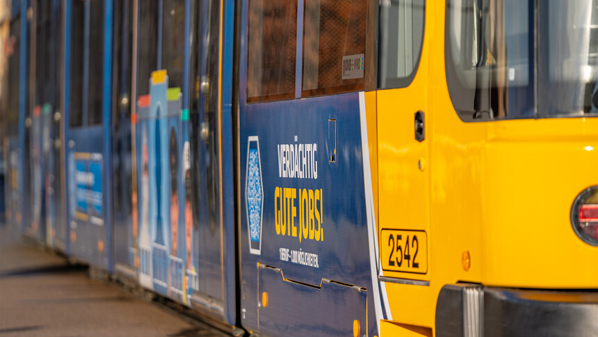 Straßenbahn mit Kampagnenmotiv »Verdächtig gute Jobs«