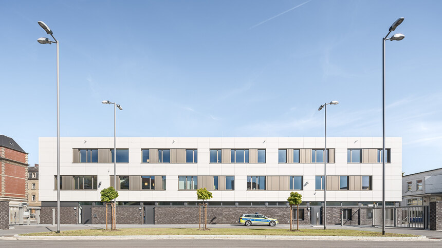 Frontalansicht des neuen Polizeireviers in Döbeln.