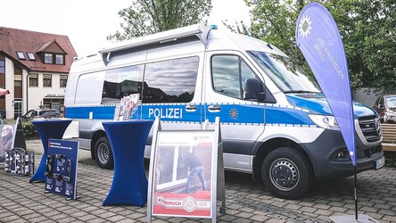 Das Präventionsmobil der Polizei Leipzig vor Ort: An dem mobilen Beratungsstand sind einige Aufsteller und auch Flyer zu verschiedenen Präventionsthemen wie Einbruchsschutz zu sehen.