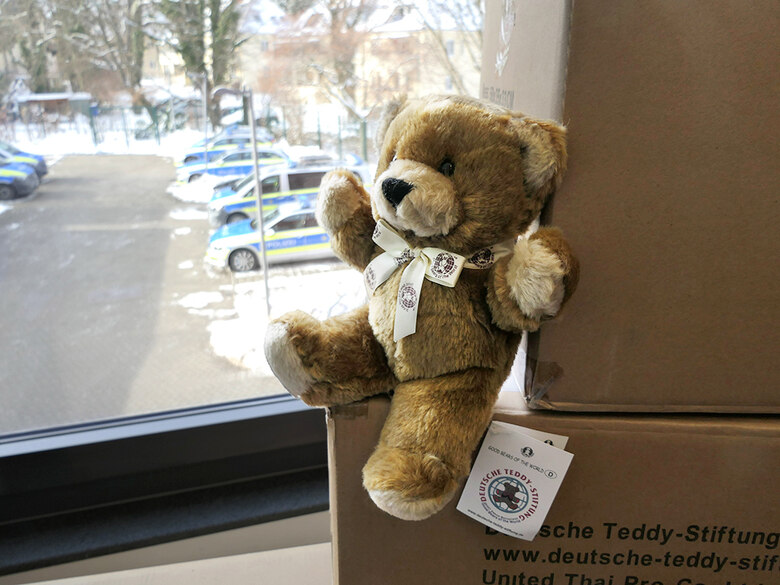 Teddy auf Kiste