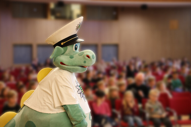 Kinderkommissar Poldi im Plenarsaal des Dresdner Rathauses vor Publikum