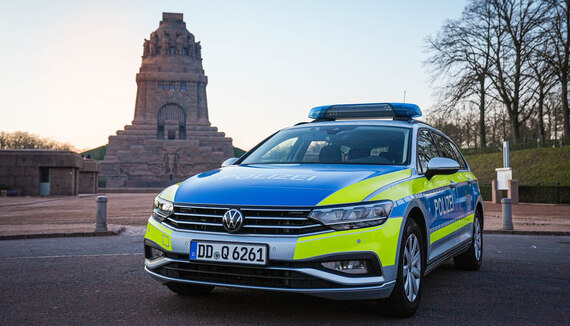 Funkstreifenwagen vor dem Völkerschlachtdenkmal Leipzig