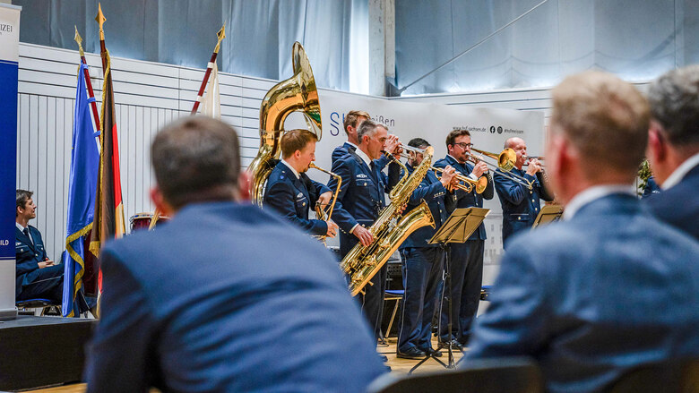 Musikalisch begleitet wurde die Veranstaltung vom Polizeiorchester Sachsen.