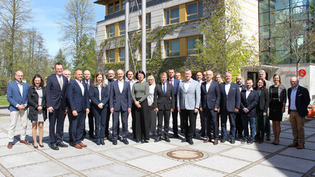 Gruppenbild mit den Gästen der 17. Sitzung der RAG SN-CZ am 27. und 28. April 2026 in Moritzburg