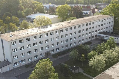 Eine Drohnenaufnahme vom Hauptsitz des Polizeipräsidiums für Service und IT (PPSI) zeigt das Gebäude von oben. Weitere Standorte finden sich in ganz Sachsen, unter anderem in Chemnitz und Leipzig.