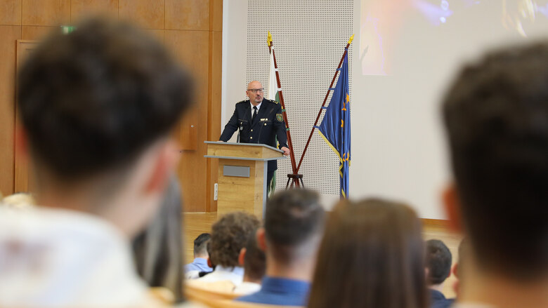 Prorektor Holger Löwe bei der Begrüßung