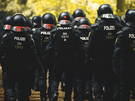 So kann die Ausbildung bei der Polizei Sachsen aussehen: Bereitschaftspolizistinnen und -polizisten in Einsatzuniform und Helm.
