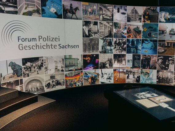 Ein Blick auf die Video-Wall mit vielen Impressionen im Forum Polizei_Geschichte Sachsen.