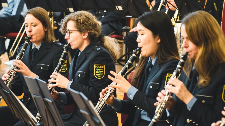 Musikerinnen und Musiker in Uniform: Das Polizeiorchester der Polizei Sachsen spielt bei einem Konzert – die neuen Termine finden Sie in unserem Veranstaltungskalender.