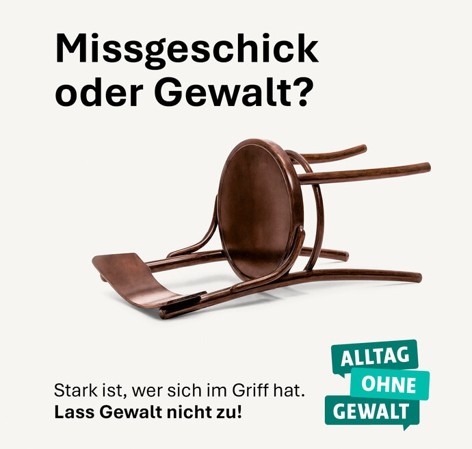 Kampagnenmotiv zu häuslicher Gewalt: umgekippter Stuhl